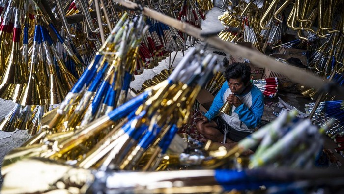 penjual terompet tahun baru 169