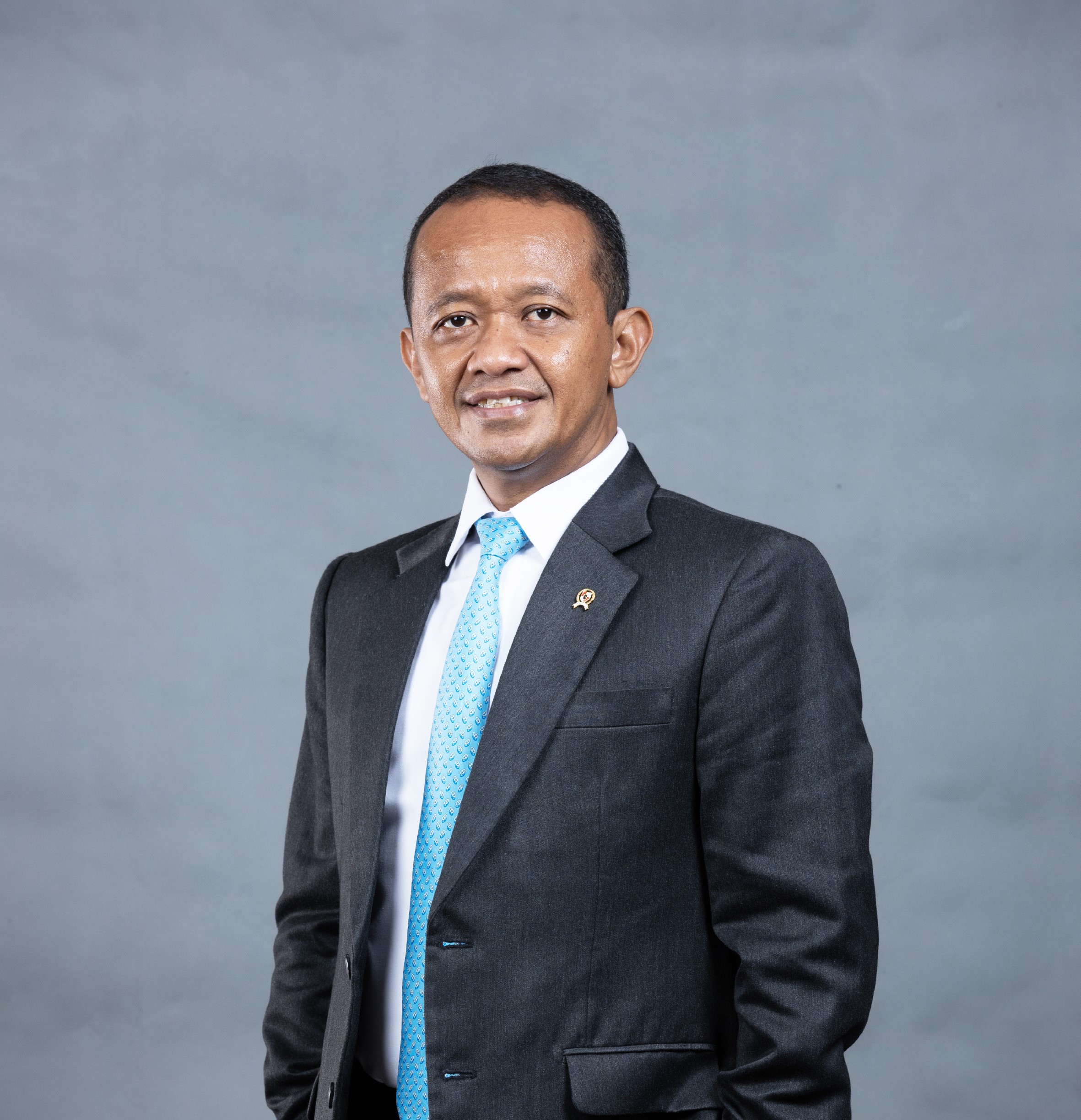 pak menteri dasi biru