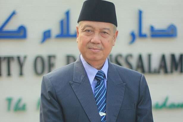 prof. dr. k.h. amal fathullah zarkasyi m.a. pimpinan pondok modern darussalam gontor 615x410 1