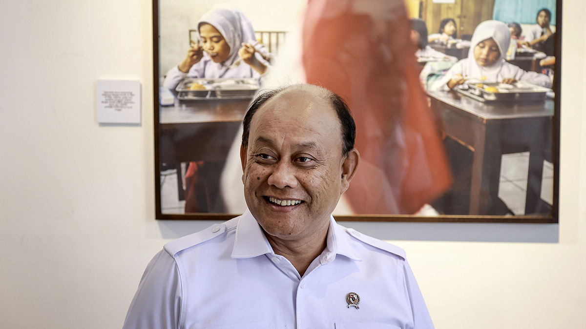 kepala badan gizi nasional (bgn) dadan hindayana mengamati karya foto dalam pameran “perjalanan gizi untuk indonesia” di antara heritage center, jakarta, selasa (19/8/2025).