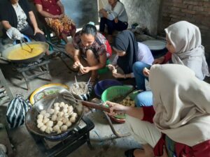 Padahal Keluarga Sedang Berduka, Tapi Kenapa Justru Sibuk di Dapur Menyiapkan Jamuan Untuk Tamu?