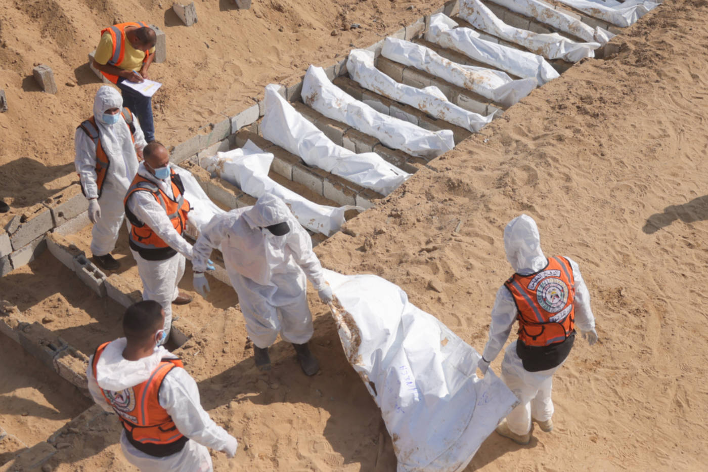 gaza khan yunis mass burial 10 november 2025 afp
