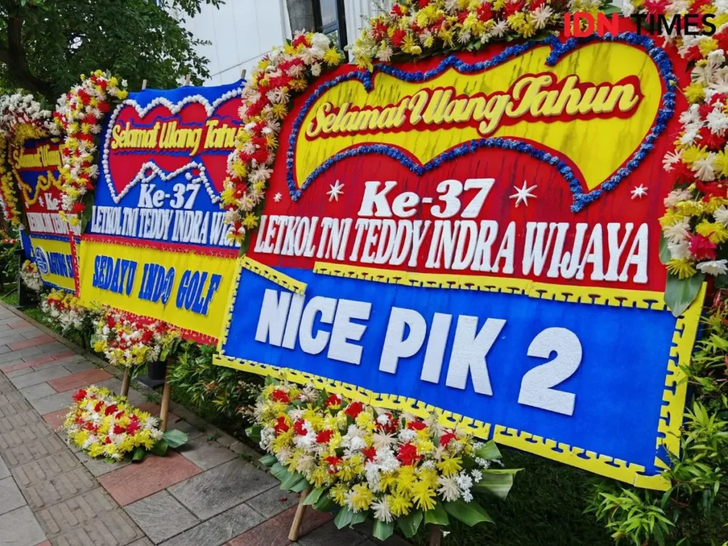 Karangan Bunga Ulang Tahun Seskab Teddy, Datang dari Jenderal hingga Pengusaha