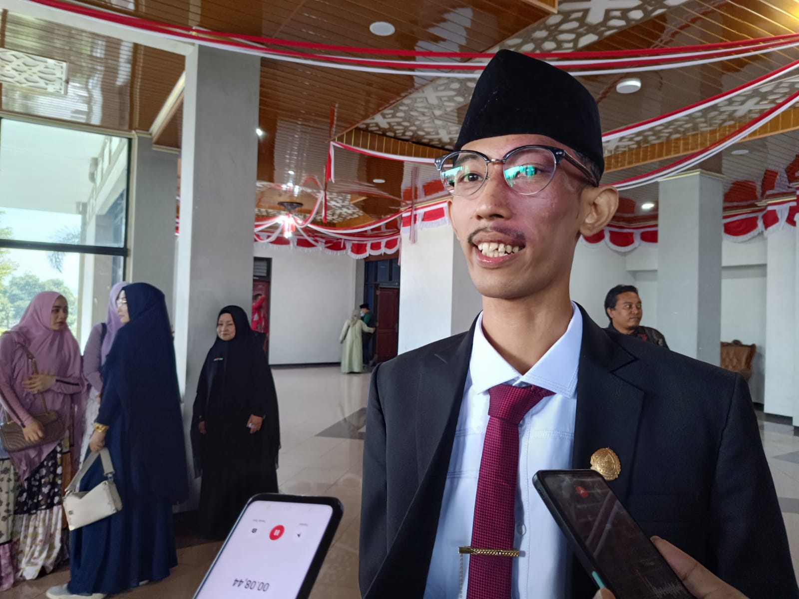 Achmad Syahri As Siddiqi, Anggota DPRD Jember Yang Ketahuan Main Game dan Merokok Saat Rapat Achmad Syahri As Siddiqi, Anggota DPRD Jember Yang Ketahuan Main Game dan Merokok Saat Rapat