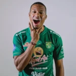 Mantan Pemain Persebaya Asal Belanda, Arsenio Valpoort Sebut: Indonesia Negara Miskin Yang Gila Bola Mantan Pemain Persebaya Asal Belanda, Arsenio Valpoort Sebut: Indonesia Negara Miskin Yang Gila Bola