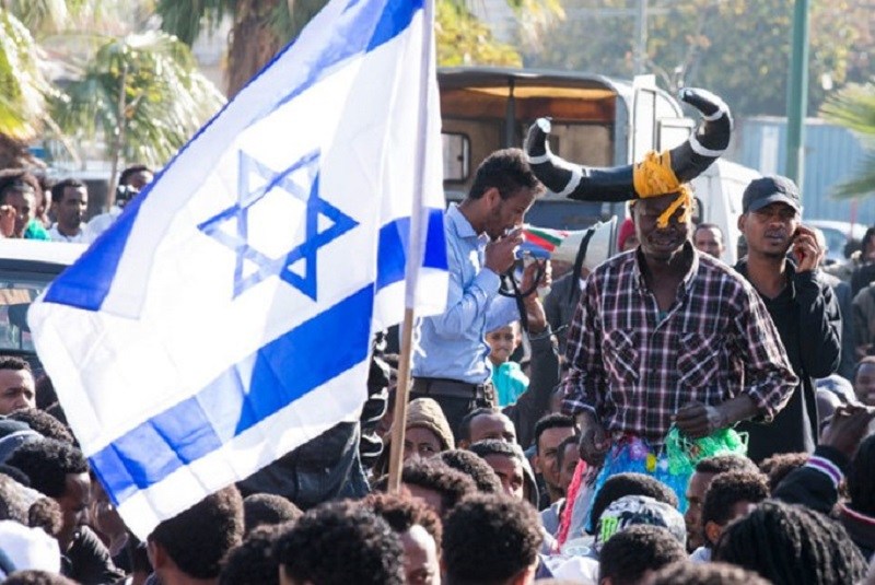 Masyarakat Nabire Papua Tengah Menggelar Pawai Sambil Membawa Bendera Zionis Israel warga papua kibarkan bendera israel