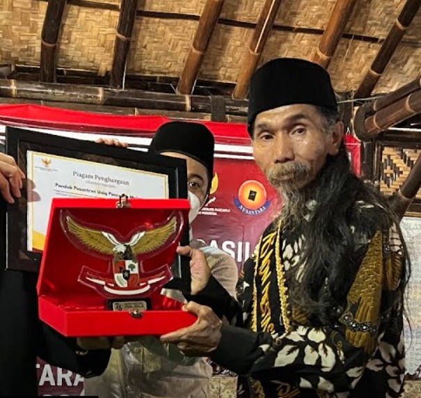 Wow! Abuya Mama Ghufron Pernah Mendapatkan Penghargaan Ikon Prestasi Pancasila Dari BPIP RI Sebagai Apresiasi Karena Menjaga Kerukunan Antarumat Wow! Abuya Mama Ghufron Pernah Mendapatkan Penghargaan Ikon Prestasi Pancasila Dari BPIP RI Sebagai Apresiasi Karena Menjaga Kerukunan Antarumat