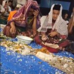 Disaat Rupiah Mulai Melemah, Orang-orang Ini Malah Lempar-lempar Nasi Dengan Dalih “Sedekah Bumi”