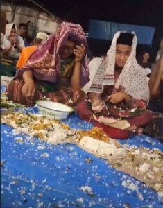 Disaat Rupiah Mulai Melemah, Orang-orang Ini Malah Lempar-lempar Nasi Dengan Dalih “Sedekah Bumi”