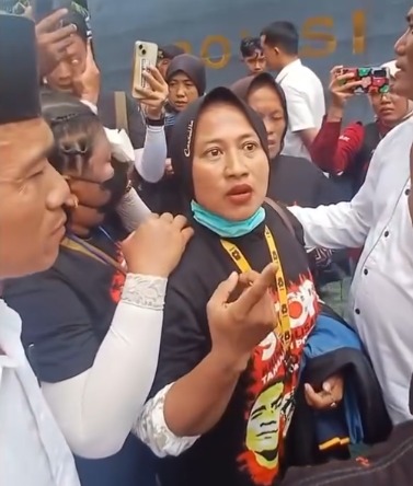 Istri Seorang Aktivis Murka di Kantor DPRD Pati: “Saya Modal Sendiri, Usaha Sendiri, Tapi Begitu Sukses Langsung Dipajak!” whatsapp image 2026 05 27 at 22.35.00