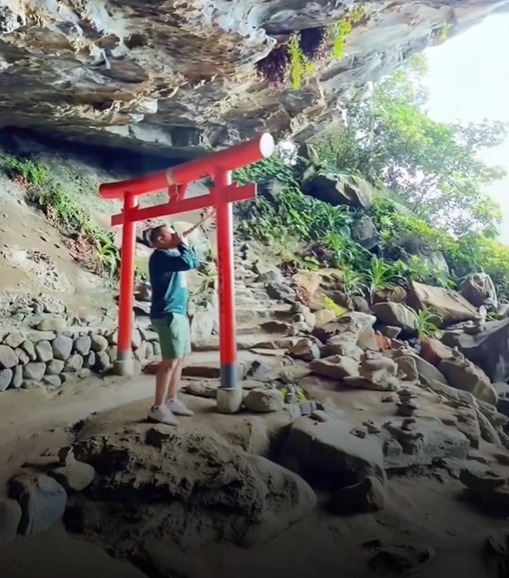 Seorang Pria Asal Indonesia Kumandangkan Adzan di Area Kuil Shinto Jepang whatsapp image 2026 05 29 at 22.59.51