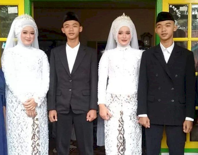 Dua Pasang Kembar Identik Ini Menikah Dengan Dua Saudari Kembar Identik Juga, Memilih Tingggal Bersama dan Terkadang Tertukar Pasangan bz64d8hyymlr mid