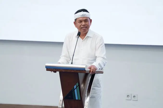 Dedi Mulyadi Berencana Menghapus Pajak Kendaraan dan Diganti Dengan Skema Jalan Berbayar Mirip Tol Dedi Mulyadi Berencana Menghapus Pajak Kendaraan dan Diganti Dengan Skema Jalan Berbayar Mirip Tol