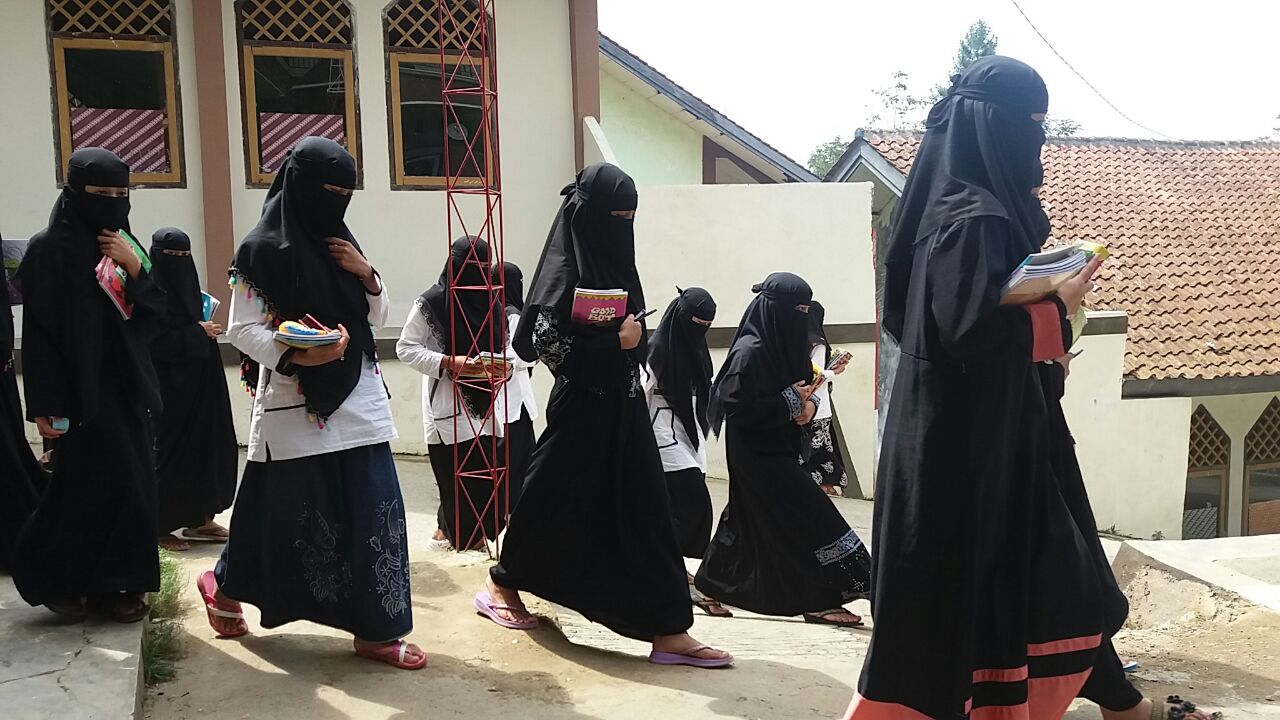 Derita Jadi Lulusan Pesantren di Kampung: Ekspetasi Warga Ketinggian, Dikira Serbabisa Soal Agama Derita Jadi Lulusan Pesantren di Kampung: Ekspetasi Warga Ketinggian, Dikira Serbabisa Soal Agama