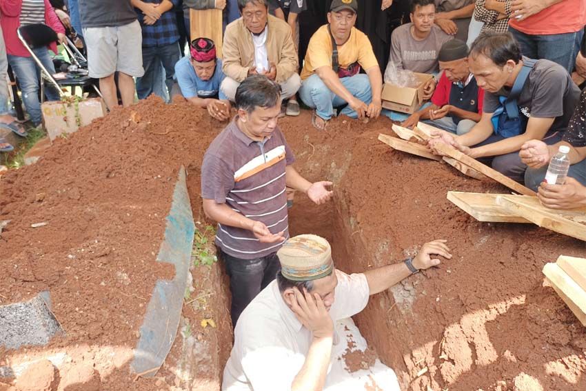 Saat Seseorang Meninggal Lalu Terdengar Adzan di Kuburan, Apakah Itu Bentuk Cinta? Atau Justru Amalan Yang Tidak Diajarkan? Saat Seseorang Meninggal Lalu Terdengar Adzan di Kuburan, Apakah Itu Bentuk Cinta? Atau Justru Amalan Yang Tidak Diajarkan?