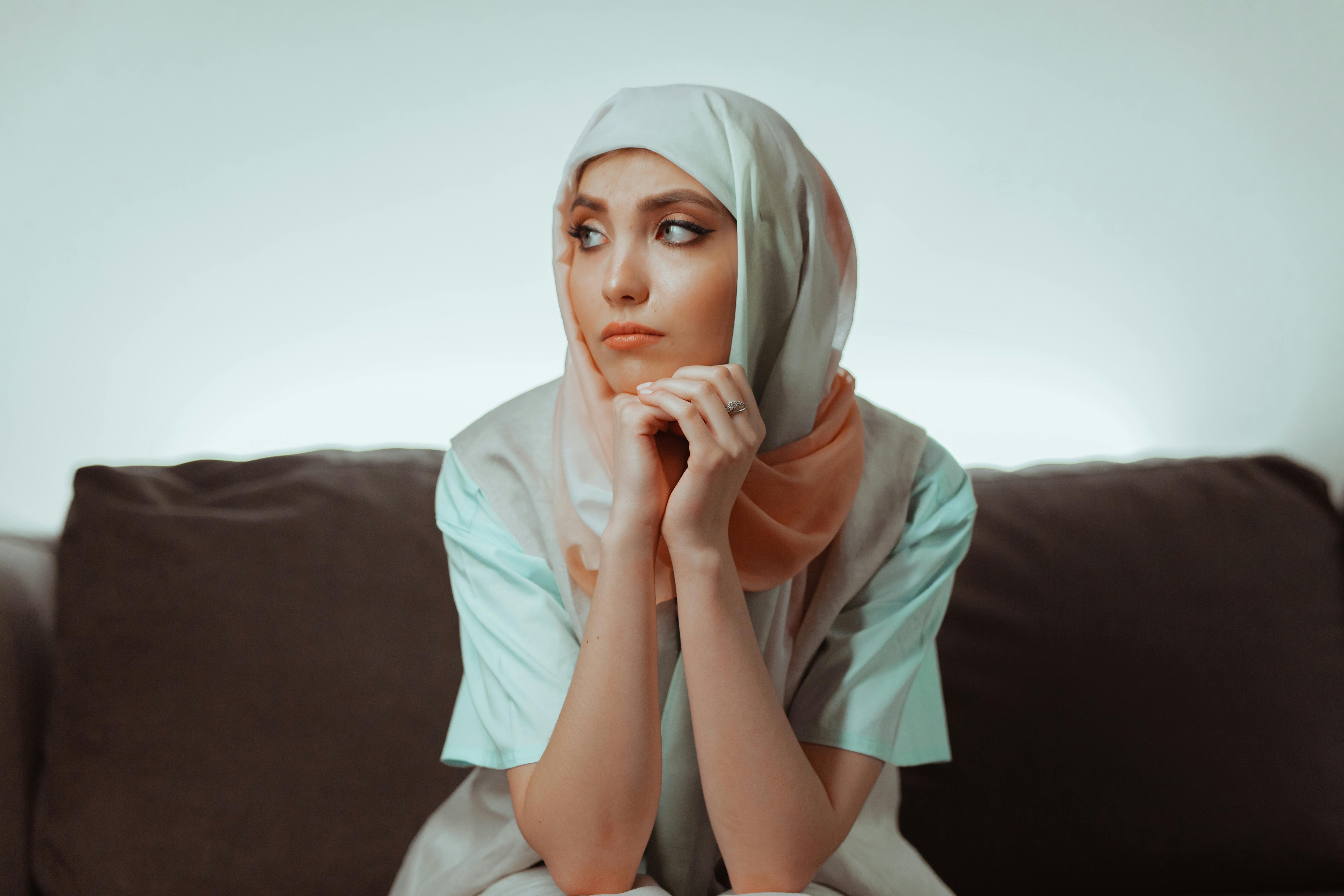 Kenapa Orang Indonesia Lebih Mikirin Kapan Nikah Daripada Kapan Kaya? pexels mikhail nilov 7929188
