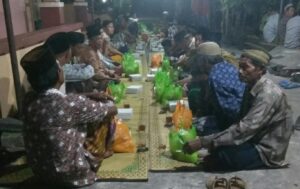 Miris! Seorang Anak Keliling Minta Dana Untuk Acara Tahlilan Alm Ibunya. Kenapa Harus Keluarga Mayit Yang Menyediakan Makanan?