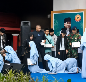 Cium Tangan Sambil Ngesot dan Berlutut, Tangis Sedih Abuya Mama Ghufron Melepas Kelulusan Para Santri di Pondok