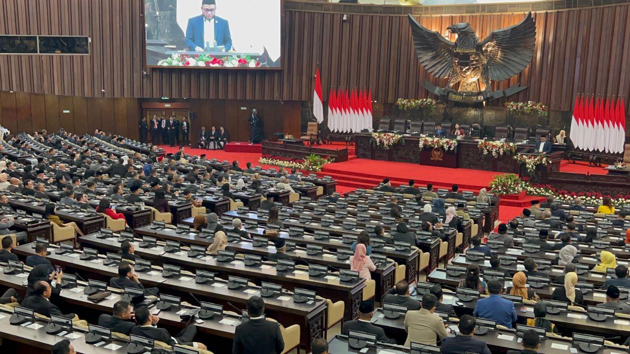 Ada 63 Anggota DPR Yang Berijazah SMA, 211 Tak Jelas Pendidikannya, dan Mereka Menyusun Undang-undang Negara suasana rapat paripurna pelantikan pimpinan mpr ri 2024 2029 di gedung nusantara dpr