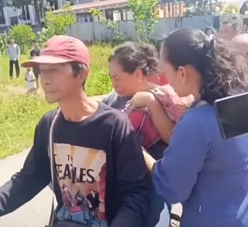 Tak Diizinkan Menggunakan Ambulance, Sepasang Orantua di Banggai Kepulauan Terpaksa Membawa Jenazah Anaknya Menggunakan Motor whatsapp image 2026 06 02 at 13.19.14