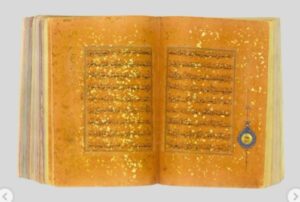 Potret Al-Quran Dari Abad Ke-15 Yang Ditulis Diatas Kertas Langka Berlapis Emas Pada Masa Dinasti Ming