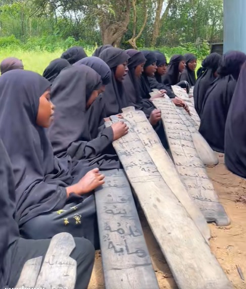 Bukan di Kertas, Anak-anak di Ethiopia ini Menulis Al-Quran di Atas Papan Kayu Bukan di Kertas, Anak-anak di Ethiopia ini Menulis Al-Quran di Atas Papan Kayu