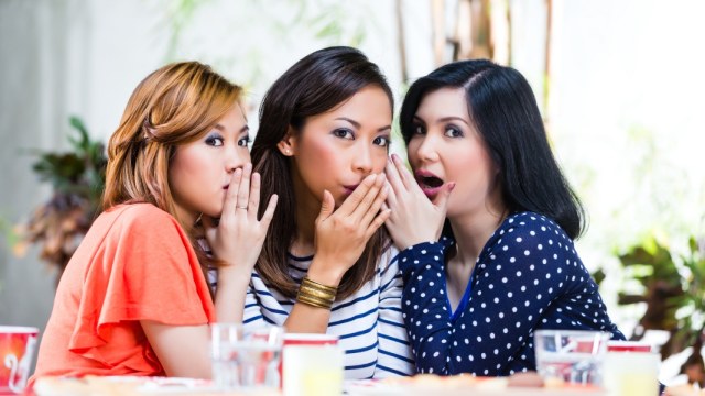 Emak-emak Yang Suka Gosip Tapi Tidak Sesuai Dengan Fakta Kini Bisa Dipenjara 4 Tahun dan Denda Rp 200 Juta dwxph3tw7kjl8n6pfaep