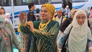 Antusias Jamaah Haji Asal Makassar Kembali ke Tanah Air Dengan Berbagai Model Busana Bak Fashion Show