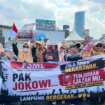 Kaum Emak-emak di Lampung Tolak Jokowi yang Lagi Safari Politik, Bawa Spanduk Bertuliskan “Tunjukkan Ijazahmu” Kaum Emak-emak di Lampung Tolak Jokowi yang Lagi Safari Politik, Bawa Spanduk Bertuliskan “Tunjukkan Ijazahmu”