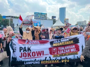Kaum Emak-emak di Lampung Tolak Jokowi yang Lagi Safari Politik, Bawa Spanduk Bertuliskan “Tunjukkan Ijazahmu” Kaum Emak-emak di Lampung Tolak Jokowi yang Lagi Safari Politik, Bawa Spanduk Bertuliskan “Tunjukkan Ijazahmu”