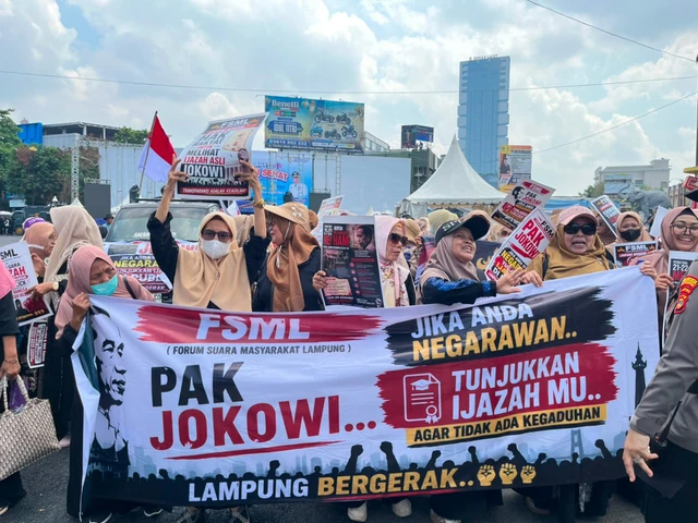 Kaum Emak-emak di Lampung Tolak Jokowi yang Lagi Safari Politik, Bawa Spanduk Bertuliskan “Tunjukkan Ijazahmu” Kaum Emak-emak di Lampung Tolak Jokowi yang Lagi Safari Politik, Bawa Spanduk Bertuliskan “Tunjukkan Ijazahmu”