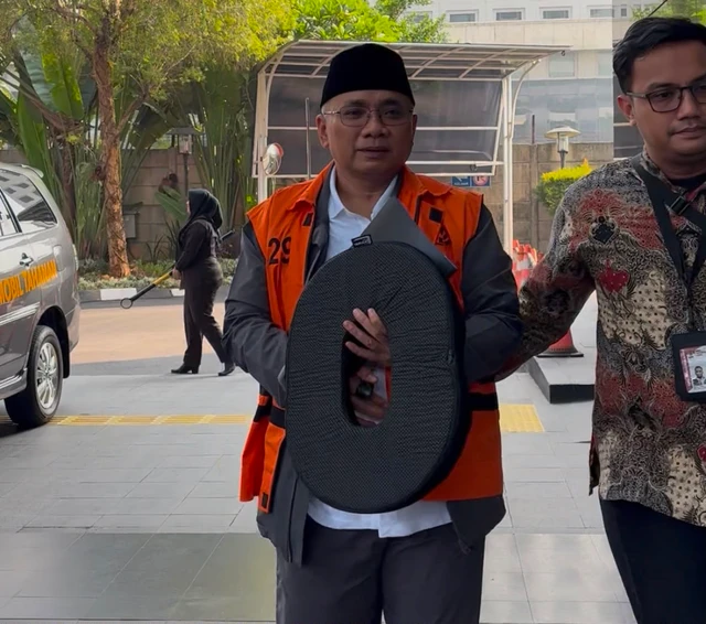 Sambil Nenteng-nenteng Bantal Duduk, Gus Yaqut Kembali Diperiksa KPK Setelah Sempat Dioperasi Sambil Nenteng-nenteng Bantal Duduk, Gus Yaqut Kembali Diperiksa KPK Setelah Sempat Dioperasi