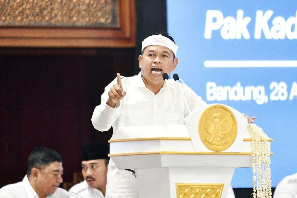 KDM Gelas Sayembara,
Warga yang Bisa Tangkap Begal dan Maling Bakal Dihadiahi Rp5-50 Juta KDM Gelas Sayembara,
Warga yang Bisa Tangkap Begal dan Maling Bakal Dihadiahi Rp5-50 Juta