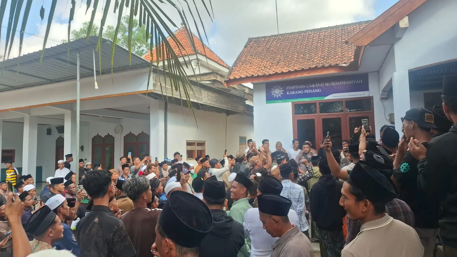 Ratusan Massa NU Geruduk Kantor Muhammadiyah Karena Tidak Terima Gusnya Mau Dilaporkan ke Polda 1785162404210737 0a9a421038 berita sampang