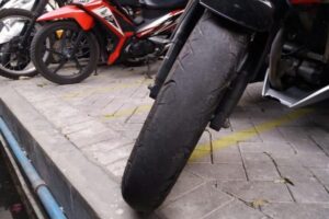 Pakai Ban Motor Botak dan Gundul Kini Bisa Kena Denda 250 Ribu dan Pidana Kurungan 1 Bulan Pakai Ban Motor Botak dan Gundul Kini Bisa Kena Denda 250 Ribu dan Pidana Kurungan 1 Bulan