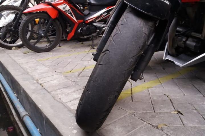 Pakai Ban Motor Botak dan Gundul Kini Bisa Kena Denda 250 Ribu dan Pidana Kurungan 1 Bulan Pakai Ban Motor Botak dan Gundul Kini Bisa Kena Denda 250 Ribu dan Pidana Kurungan 1 Bulan