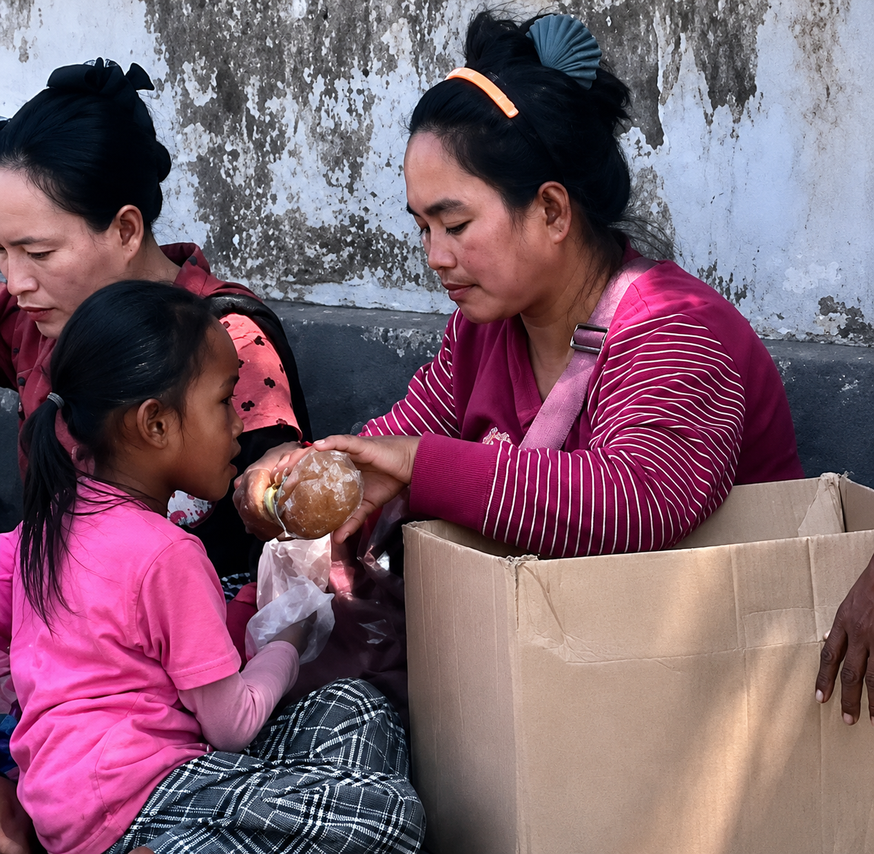 Viral! Seorang Ibu-ibu Diduga Bagikan Lem Kepada Anak-anak Jalanan Viral! Seorang Ibu-ibu Diduga Bagikan Lem Kepada Anak-anak Jalanan