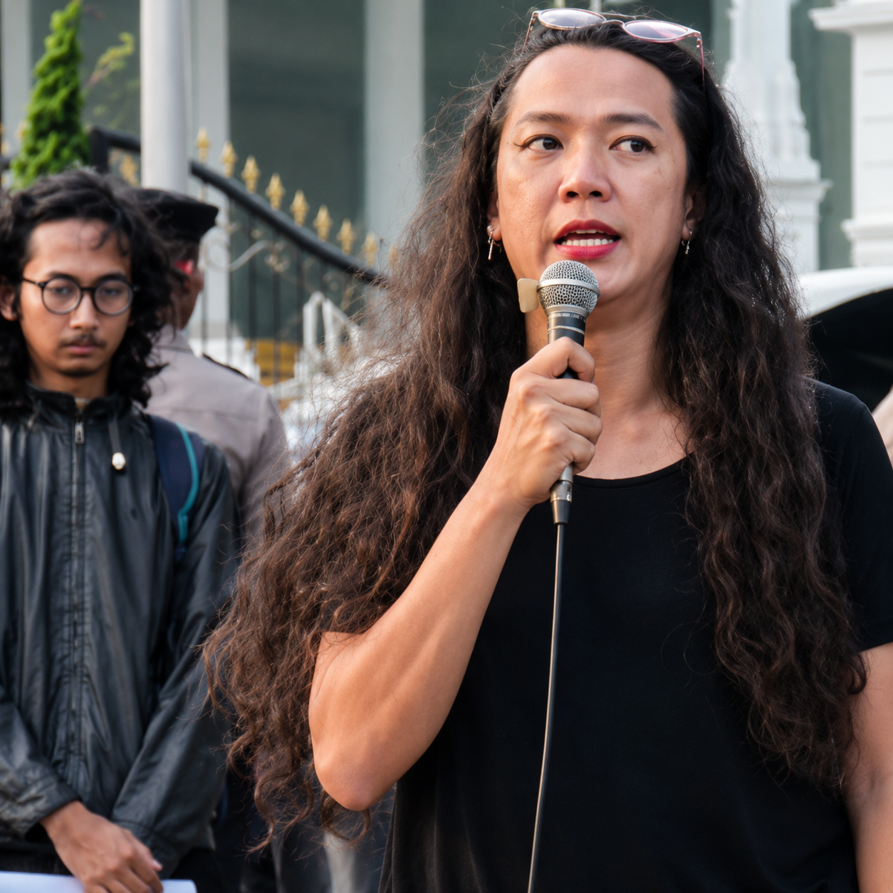 Sambil Menangis, Pria yang Berpenampilan Wanita ini Perjuangkan Hak Kaum LGBT dan Sebut: “Kami Bukan Ancaman!” Sambil Menangis, Pria yang Berpenampilan Wanita ini Perjuangkan Hak Kaum LGBT dan Sebut: “Kami Bukan Ancaman!”