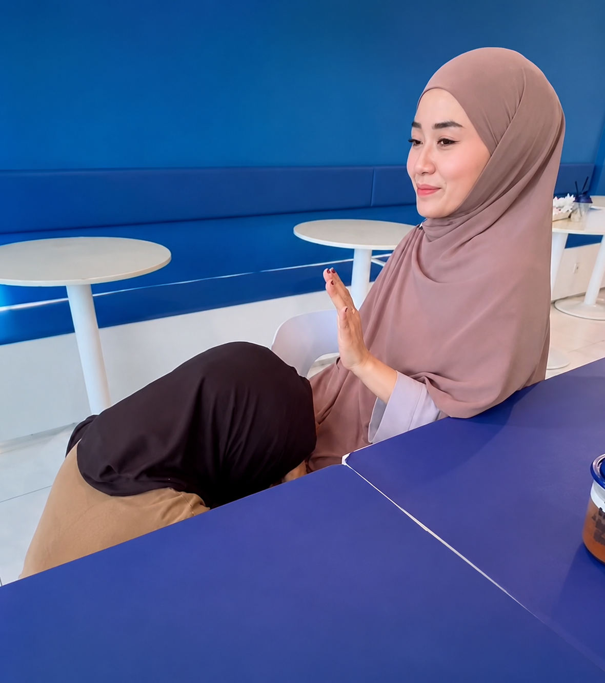 Viral! Ketahuan Sering Selingkuh Oleh Istri Sah, Pelakor Minta Maaf Bersujud Sampai Pukul Kepala Sendiri dan Mau Potong Nadi Viral! Ketahuan Sering Selingkuh Oleh Istri Sah, Pelakor Minta Maaf Bersujud Sampai Pukul Kepala Sendiri dan Mau Potong Nadi