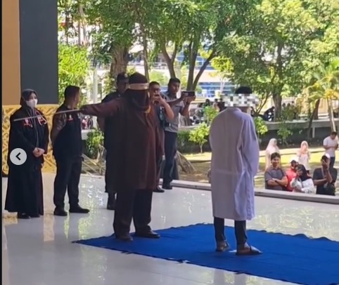 Live Mesum di Tiktok, Sepasang Muda-mudi Dicambuk 21 Kali di Taman Bustanussalatin Aceh Live Mesum di Tiktok, Sepasang Muda-mudi Dicambuk 21 Kali di Taman Bustanussalatin Aceh
