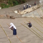Potret Perjuangan Para Siswa di Gayo Lues Aceh Untuk Bisa Sampai ke Sekolah 8 Bulan Pasca Bencana Banjir Potret Perjuangan Para Siswa di Gayo Lues Aceh Untuk Bisa Sampai ke Sekolah 8 Bulan Pasca Bencana Banjir