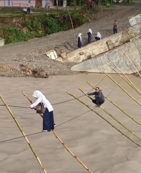 Potret Perjuangan Para Siswa di Gayo Lues Aceh Untuk Bisa Sampai ke Sekolah 8 Bulan Pasca Bencana Banjir Potret Perjuangan Para Siswa di Gayo Lues Aceh Untuk Bisa Sampai ke Sekolah 8 Bulan Pasca Bencana Banjir