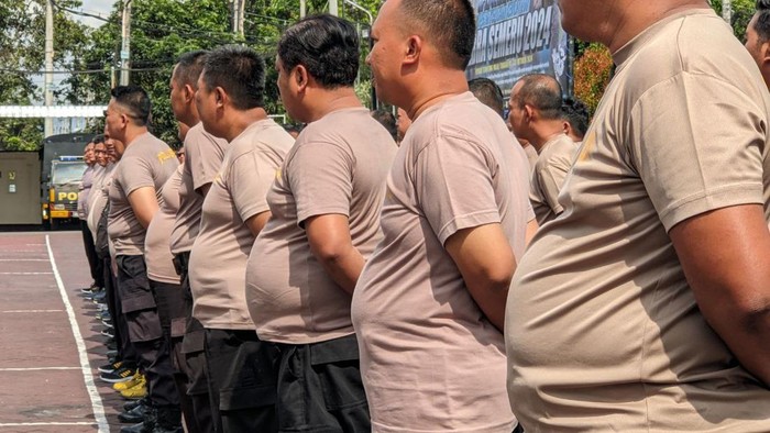 Menkes Budi Gunadi Sebut: TNI-Polri Lebih Banyak Meninggal Karena Stroke, Diabetes dan Jantung Daripada Ketembak dan Tertusuk di Lapangan Menkes Budi Gunadi Sebut: TNI-Polri Lebih Banyak Meninggal Karena Stroke, Diabetes dan Jantung Daripada Ketembak dan Tertusuk di Lapangan