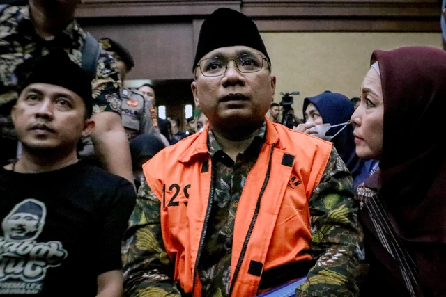 Sidang Perdana Gus Yaqut Terkait Korupsi Kuota Haji, Pendukunya Gemakan Salawat di PN Tipikor Sidang Perdana Gus Yaqut Terkait Korupsi Kuota Haji, Pendukunya Gemakan Salawat di PN Tipikor