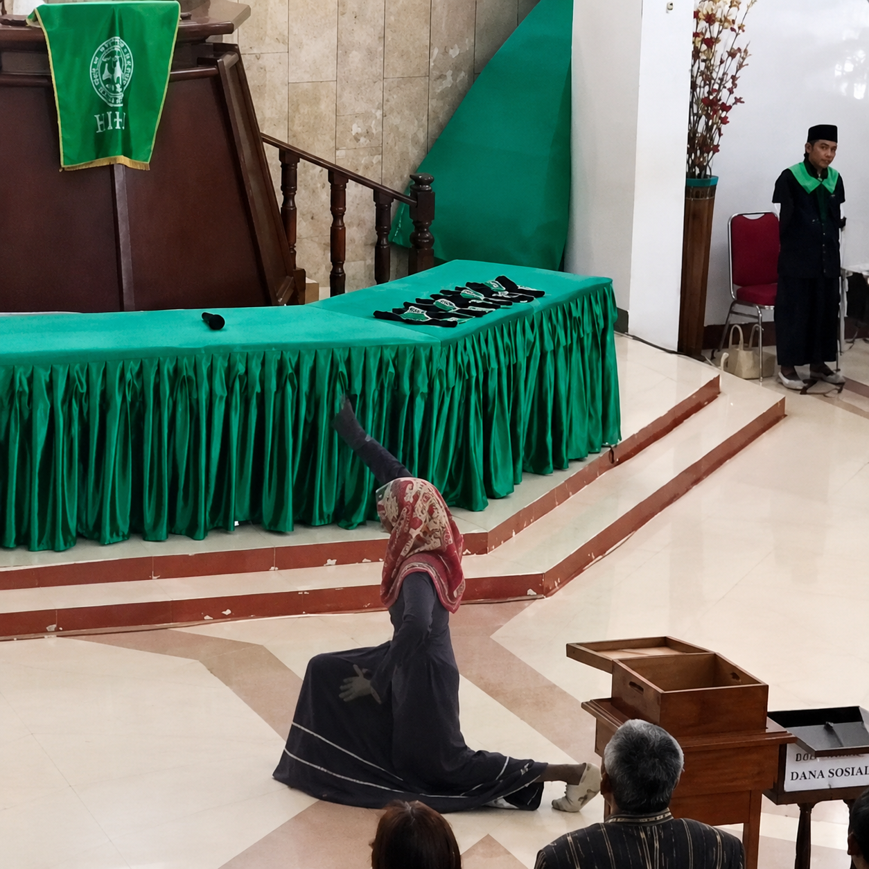 Seorang Wanita Berhijab Masuk ke Gereja Saat Umat Kristen Sedang Ibadah chatgpt image 4 agu 2026, 23.17.53