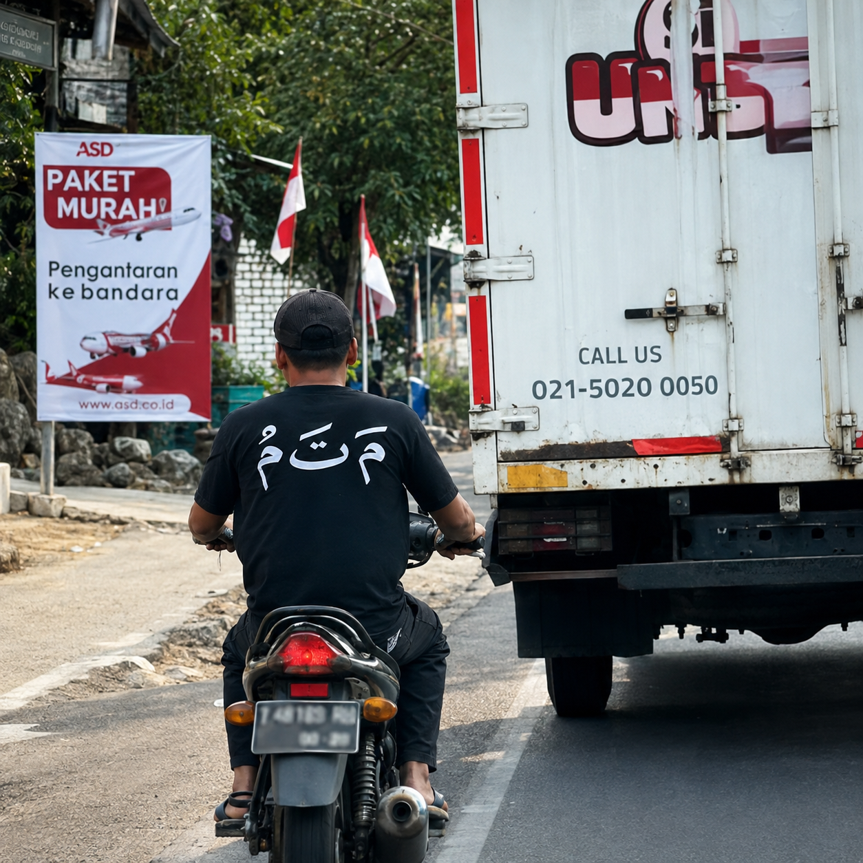 Momen Salfok Dengan Baju Pengendara Motor di Jalanan Raya