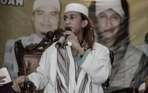 Bahar bin Smith Ngaku Digigit Ular, Eh 2 Menit Kemudian Ularnya yang Mati Bahar bin Smith Ngaku Digigit Ular, Eh 2 Menit Kemudian Ularnya yang Mati