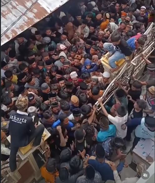 Antre Masuk Masjid Demi Amplop dan Berkat, Tradisi Ngeropok di Serang Bikin Netizen Terheran-heran