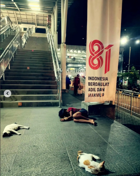Foto Ini Tuai Haru Warga Usai Difoto Disamping Logo RI 81: ‘Berdaulat Adil dan Makmur”
