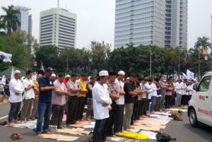 Ada 800 Ribu Lebih Masjid di Indonesia, Tapi Ternyata Hanya 4% Umat Muslim yang Rajin Sholat Berjamaah Ada 800 Ribu Lebih Masjid di Indonesia, Tapi Ternyata Hanya 4% Umat Muslim yang Rajin Sholat Berjamaah